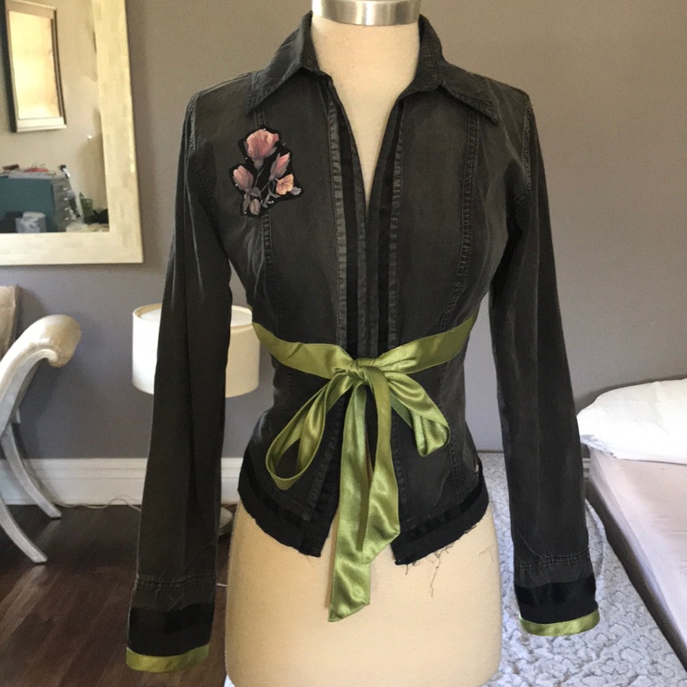 Sexy, very flattering and stylish shirt!